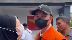 Mantan Bupati Rejang Lebong Muhammad Fikri Thobari bersama Kepala Dinas Pekerjaan Umum dan Penataan Ruang, Perumahan dan Kawasan Permukiman (PUPR-PKP) Rejang Lebong Hary Eko Purnomo resmi ditahan di Rumah Tahanan (Rutan) Kelas IIB Malabero, Bengkulu.