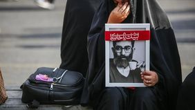 Jutaan pelayat dari berbagai wilayah di Iran memadati jalan-jalan ibu kota, Teheran, pada Senin, 6 Juli 2026, untuk mengikuti prosesi pemakaman mendiang pemimpin tertinggi Iran, Ali Khamenei, yang meninggal dunia akibat serangan gabungan AS.