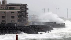 Hujan monsun dengan intensitas tertinggi dalam beberapa dekade melanda Mumbai, India, memicu banjir besar, pohon tumbang, hingga runtuhnya bangunan. 