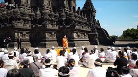 Perdana Menteri (PM) India Narendra Modi mengikuti prosesi doa Shinta Pooja di Candi Siwa, Kompleks Candi Prambanan, Sleman, Daerah Istimewa Yogyakarta (DIY)