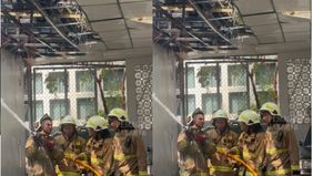 Pada pukul 10.40 WIB, petugas melakukan pendinginan untuk mengurai material yang mudah terbakar guna memastikan tidak terdapat potensi penyalaan kembali.
