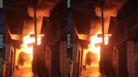 Setelah sekitar satu jam, kobaran api berhasil dipadamkan sehingga tidak merembet ke rumah lainnya.