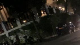 Menurut warga, terdapat dua truk tentara yang tiba sore hari tadi di sekitar rumah Febrie.