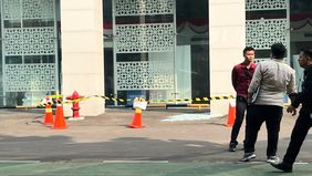 Sejumlah anggota polisi mendatangi kantor pusat Badan Gizi Nasional (BGN) yang berada di kawasan Jakarta Pusat, Kamis siang 9 Juli 2026.