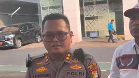 Building management, Martin menambahkan dalam satu tahun belakangan, kaca di gedung sudah terjadi pecah di beberapa lantai.
