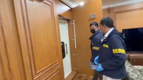 Tak hanya emas dan dollar, penyidik kata Totok juga menemukan sejumlah dokumen, telepon seluler, hingga foto keluarga pemilik rumah mewah itu. 