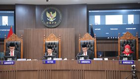 Dewan Kehormatan Penyelenggara Pemilu (DKPP) menjatuhkan sanksi berat berupa Pemberhentian Tetap kepada Ketua dan dua Anggota Komisi Pemilihan Umum (KPU) Kabupaten Intan Jaya.