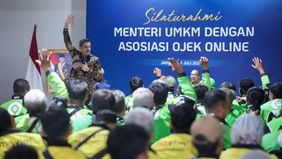 Menteri Usaha Mikro, Kecil, dan Menengah (UMKM) Maman Abdurrahman menemui ratusan pengemudi ojek online (ojol) yang mewakili 19 komunitas mitra Gojek, Grab, dan Maxim untuk menyerap aspirasi pengemudi ojol roda dua menjadi pengusaha mikro transportas