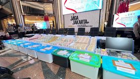  Polda Metro Jaya membeberkan sejumlah barang bukti yang disita dalam penggeledahan di 12 lokasi terkait penyidikan tiga perkara dugaan korupsi yang ditangani bersama Korps Pemberantasan Tindak Pidana Korupsi (Kortastipidkor) Polri.