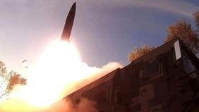 Korps Garda Revolusi Islam (IRGC) mengklaim telah meluncurkan serangan menggunakan 10 rudal balistik yang menyasar pusat komando Amerika Serikat di kawasan Timur Tengah serta pangkalan udara Al-Azraq di Yordania, Kamis, 9 Juli 2026.