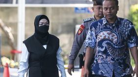 Komisi Pemberantasan Korupsi (KPK) memperbarui informasi terkait operasi tangkap tangan (OTT) yang menjerat Bupati Sukoharjo, Etik Suryani. Lembaga antirasuah itu menyebut total 18 orang sempat diamankan dalam rangkaian operasi tersebut.

