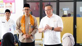 Gubernur DKI Jakarta, Pramono Anung Wibowo meninjau pelayanan Mobil Klinik Hewan Keliling Jakarta di Ruang Publik Terpadu Ramah Anak (RPTRA) Mustika, Jalan Kerja Bakti, Kelurahan Kramat Jati, Kecamatan Kramat Jati, Jakarta Timur, Jumat, 10 Juli 2026.