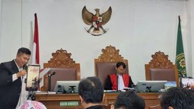 Tersangka dugaan fitnah dan pencemaran nama baik terkait keaslian ijazah Presiden ke-7 RI Joko Widodo (Jokowi), Roy Suryo, meminta Pengadilan Negeri Jakarta Selatan (PN Jaksel) mengabulkan seluruh permohonan praperadilan keduanya.