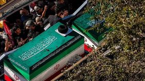 Jenazah Pemimpin Tertinggi Iran, Ayatollah Ali Khamenei, telah dimakamkan di tempat peristirahatan terakhirnya yang berada di kompleks Makam Imam Reza, Mashhad, wilayah timur laut Iran.