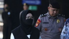 Komisi Pemberantasan Korupsi (KPK) mengamankan sejumlah barang bukti berupa logam mulia serta uang senilai miliaran rupiah dalam operasi tangkap tangan (OTT) yang menjerat Bupati Sukoharjo, Etik Suryani.