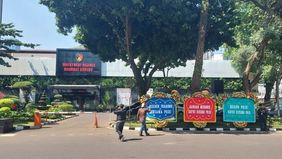 Sejumlah karangan bunga berisi dukungan terhadap Kepolisian Negara Republik Indonesia (Polri) terlihat menghiasi area depan Gedung Direktorat Reserse Kriminal Khusus (Ditreskrimsus) Polda Metro Jaya, Jakarta, Jumat, 10 Juli 2026.