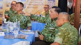 Wakil Panglima TNI Jenderal TNI Tandyo Budi R. bersama Menteri Pertahanan RI Jenderal TNI (Purn) Sjafrie Sjamsoeddin dan Wakil Kepala Staf Angkatan Darat Letjen TNI Muhammad Saleh Mustafa meninjau Yonif TP 932 di Tuban, Brigif TP 33 dan Yonif TP 885 