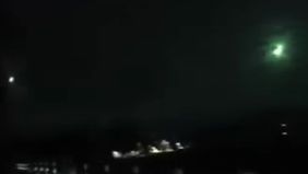 Warga di berbagai Pulau Jawa dikejutkan oleh penampakan bola api terang (fireball) yang melintas di langit pada Sabtu malam, 11 Juli 2026. Fenomena alam yang terjadi sekitar pukul 21.20 WIB.