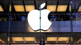 Apple menggugat OpenAI dengan tuduhan telah mengambil rahasia dagang perusahaan untuk mendukung pengembangan perangkat keras miliknya. Gugatan yang diajukan pada Jumat, 10 Juli 2026 itu menandai memburuknya hubungan antara dua perusahaan teknologi ya