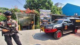 Aparat kepolisian menyelidiki dugaan ancaman bom yang terjadi di SDN Srengseng Sawah 15 Pagi, Jagakarsa, Jakarta Selatan, pada hari pertama pelaksanaan Masa Pengenalan Lingkungan Sekolah (MPLS), Senin, 13 Juli 2026.

