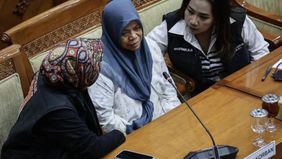 Keluarga korban meninggal dunia dalam kasus dugaan pembakaran di Pondok Pesantren Rosyidatusshaulatiyyah Al Ibrahimy, Lombok Tengah, Nusa Tenggara Barat (NTB), menyampaikan surat kepada Presiden Prabowo Subianto saat rapat dengar pendapat umum (RDPU)