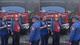 Petugas damkar memenuhi keinginan seorang anak berkebutuhan khusus (ABK) yang ingin bermain di kantor pemadam kebakaran sebelum diantarkan ke Rumah Sakit Jiwa (RSJ) Provinsi Jawa Barat di Cisarua, Lembang.