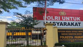 Polresta Padang, Sumatera Barat, tengah melakukan pemeriksaan terhadap seorang siswa berusia 17 tahun berinisial R yang diduga merakit bom. Pemeriksaan dilakukan setelah terjadi ledakan di lingkungan MAN 3 Padang pada Selasa, 14 Juli 2026.