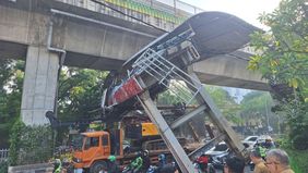Polisi mengimbau masyarakat untuk sementara menghindari ruas Jalan Kapten P Tendean, Mampang Prapatan, Jakarta Selatan, khususnya menuju arah Blok M, setelah sebuah truk pengangkut crane menabrak Jembatan Penyeberangan Orang (JPO) di kawasan tersebut