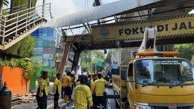 Proses evakuasi Jembatan Penyeberangan Orang (JPO) di Jalan Kapten Tendean, Mampang Prapatan, Jakarta Selatan, resmi dimulai pada Selasa, 14 Juli 2026.