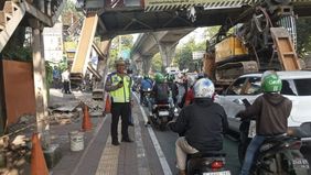Direktorat Lalu Lintas Polda Metro Jaya memaparkan kronologi kecelakaan tunggal yang melibatkan truk Mitsubishi Taploader bermuatan alat berat hingga menabrak dan tersangkut di Jembatan Penyeberangan Orang (JPO) kawasan Mampang Prapatan, Jakarta Sela