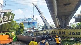 Direktorat Lalu Lintas Polda Metro Jaya menyatakan arus kendaraan di sejumlah ruas utama Jakarta Selatan mengalami kemacetan pada Selasa akibat akses menuju Jalan Mampang Prapatan yang masih belum dapat dilalui kendaraan.