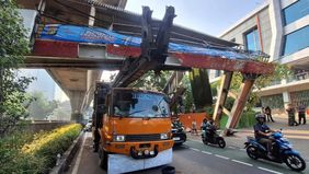 Badan Penanggulangan Bencana Daerah (BPBD) Jakarta Selatan mengungkapkan sopir truk pengangkut alat berat diduga bermain ponsel saat berkendara sehingga kendaraan yang dibawanya tersangkut di Jembatan Penyeberangan Orang (JPO) Tendean.