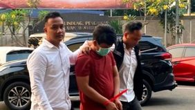 Kepolisian menetapkan pria berinisial MY (34) sebagai tersangka dalam kasus ancaman bom yang terjadi pada hari pertama Masa Pengenalan Lingkungan Sekolah (MPLS) di SDN Srengseng Sawah 15 Pagi, Senin, 13 Juli 2026.