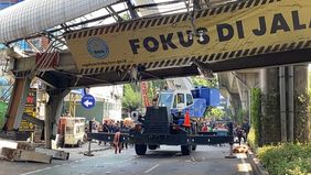 Sebuah truk pengangkut alat berat tersangkut pada struktur Jembatan Penyeberangan Orang (JPO) di kawasan Kapten Tendean, Jakarta Selatan, yang mengakibatkan kerusakan serius hingga nyaris roboh. 