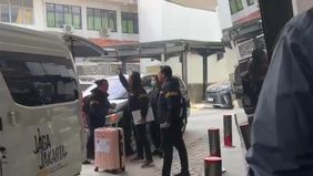 Tim penyidik gabungan dari Korps Pemberantasan Tindak Pidana Korupsi (Kortastipidkor) Polri bersama Polda Metro Jaya mendatangi Gedung Jaksa Agung Muda Tindak Pidana Khusus (Jampidsus) Kejaksaan Agung (Kejagung), Jakarta, untuk menyerahkan administra