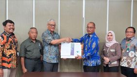 BAKTI Komdigi bersama Balai Besar Taman Nasional (BBTN) Teluk Cenderawasih resmi menandatangani adendum Perjanjian Kerja Sama (PKS) sebagai tindak lanjut atas persetujuan penambahan tiga lokasi Base Transceiver Station (BTS) BAKTI.