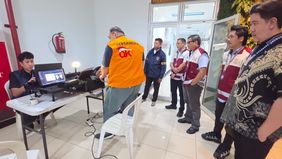 Otoritas Jasa Keuangan (OJK) menyerahkan tersangka beserta barang bukti (Tahap II) kasus dugaan tindak pidana perasuransian PT Asuransi Jiwa Prolife Indonesia dahulu PT Asuransi Jiwa Indosurya Sukses  (PT AJIS) kepada Kejaksaan Negeri Jakarta Selatan