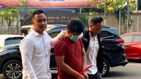 Ketua RT 03/RW 04 Gang Kidan, Srengseng Sawah, Jagakarsa, Anton Sianipar, mengungkap pria berinisial MY (34) yang menjadi tersangka kasus teror bom di SDN Srengseng Sawah 15 Pagi diketahui tidak memiliki pekerjaan tetap dan terlilit utang.