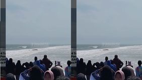 Berdasarkan laporan awal yang diterima, korban sedang beraktivitas di sekitar pantai sebelum akhirnya terseret ombak besar dan hilang dari pandangan.