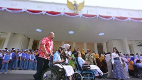 Senyum dan rasa antusias terpancar dari wajah para siswa sekolah luar biasa (SLB) saat melangkahkan kaki ke Istana Kepresidenan Jakarta