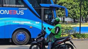 Seorang remaja berusia 18 tahun menjadi sorotan setelah terekam menerima pesanan dari pengemudi ojek online tanpa mengenakan busana di Desa Dukuhtengah, Kecamatan Buduran, Kabupaten Sidoarjo, Jawa Timur, Selasa (14/7/2026).