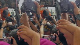 Tersangka tiga kasus dugaan korupsi, Don Ritto (DR), memilih bungkam saat dilimpahkan ke Kejaksaan Agung (Kejagung) RI oleh Korps Pemberantasan Tindak Pidana Korupsi (Kortas Tipikor) Polri bersama Ditreskrimsus Polda Metro Jaya, hari ini.