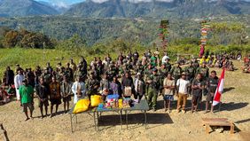 Tim Patroli Komando Operasi (Koops) TNI Habema melaksanakan operasi penguasaan terhadap sebuah honai yang menjadi lokasi transit kelompok bersenjata OPM pimpinan Daniel Aibon Kogoya di sekitar Kampung Abundoga, Kabupaten Intan Jaya