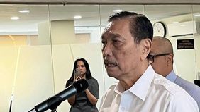 Beredar unggahan di Facebook yang menampilkan foto Ketua Dewan Ekonomi Nasional (DEN) Luhut Binsar Pandjaitan sedang berbicara di depan mikrofon. Unggahan tersebut mengklaim Luhut menyatakan bahwa warga negara Indonesia (WNI).