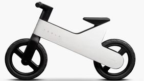 Balance Bike Terbaru Tesla Mengusung Desain Minimalis Dengan Garis-Garis Tegas Yang Menjadi Ciri Khas Perusahaan.