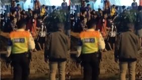 Peristiwa tersebut sempat mengundang kerumunan warga yang berada di lokasi kejadian.