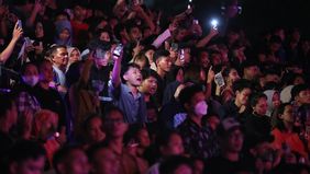 Warga memadati Taman Lapangan Banteng, Jakarta Pusat menyaksikan nonton bareng (nobar) final Piala Dunia 2026 antara Argentina dan Spanyol dalam gelaran Festival Rakyat Bola Gembira 2026, Minggu malam, 19 Juli 2026.