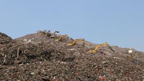 Pemerintah Provinsi (Pemprov) DKI Jakarta mulai melakukan transformasi pengelolaan sampah di TPST Bantargebang, Bekasi, dengan menerapkan sistem controlled landfill secara bertahap.