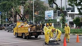 Dinas Bina Marga DKI Jakarta menjelaskan bahwa pekerjaan pembetonan di Jalan Kebon Sirih, Jakarta Pusat, dilakukan karena kondisi tanah di bawah badan jalan dinilai tidak stabil sehingga menyebabkan kerusakan yang terus berulang.
