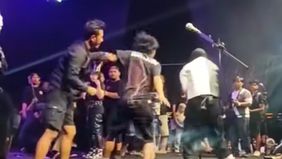 Tantri Kotak membagikan pengalaman tak mengenakan saat ia tampil di Geopark Ciletuh, dimana di akhir acara ada pria tak dikenal naik ke atas panggung dan berusaha memeluknya.